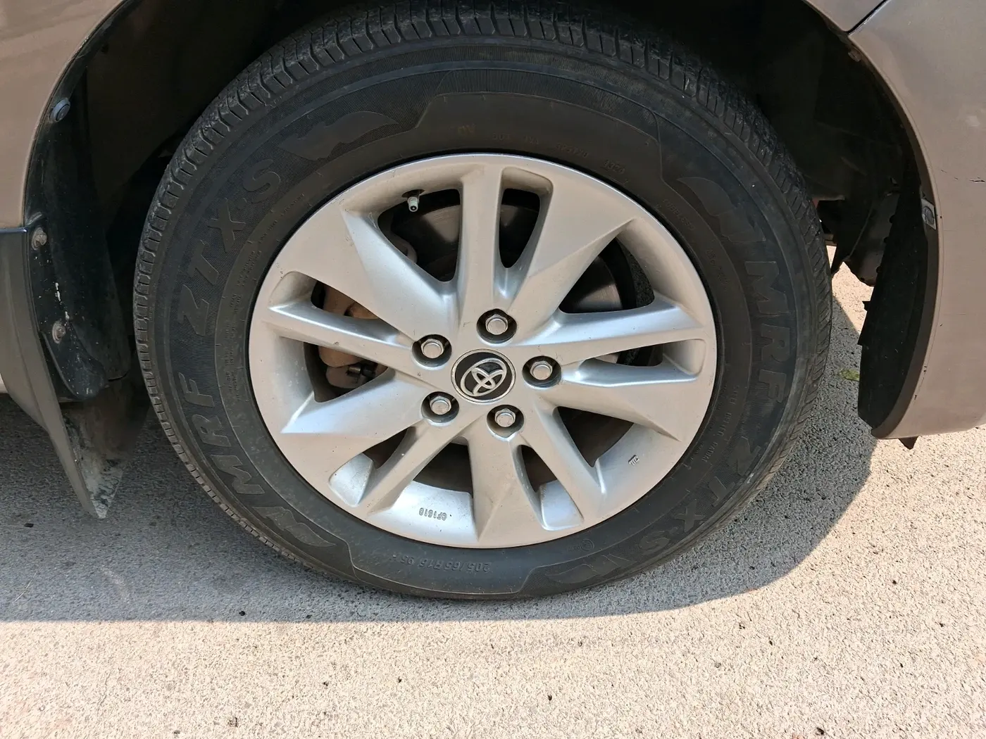 2018 Toyota Innova Crysta 2.4 VX 8 STR, Diesel, Manual, 1,18,405 km, tyre