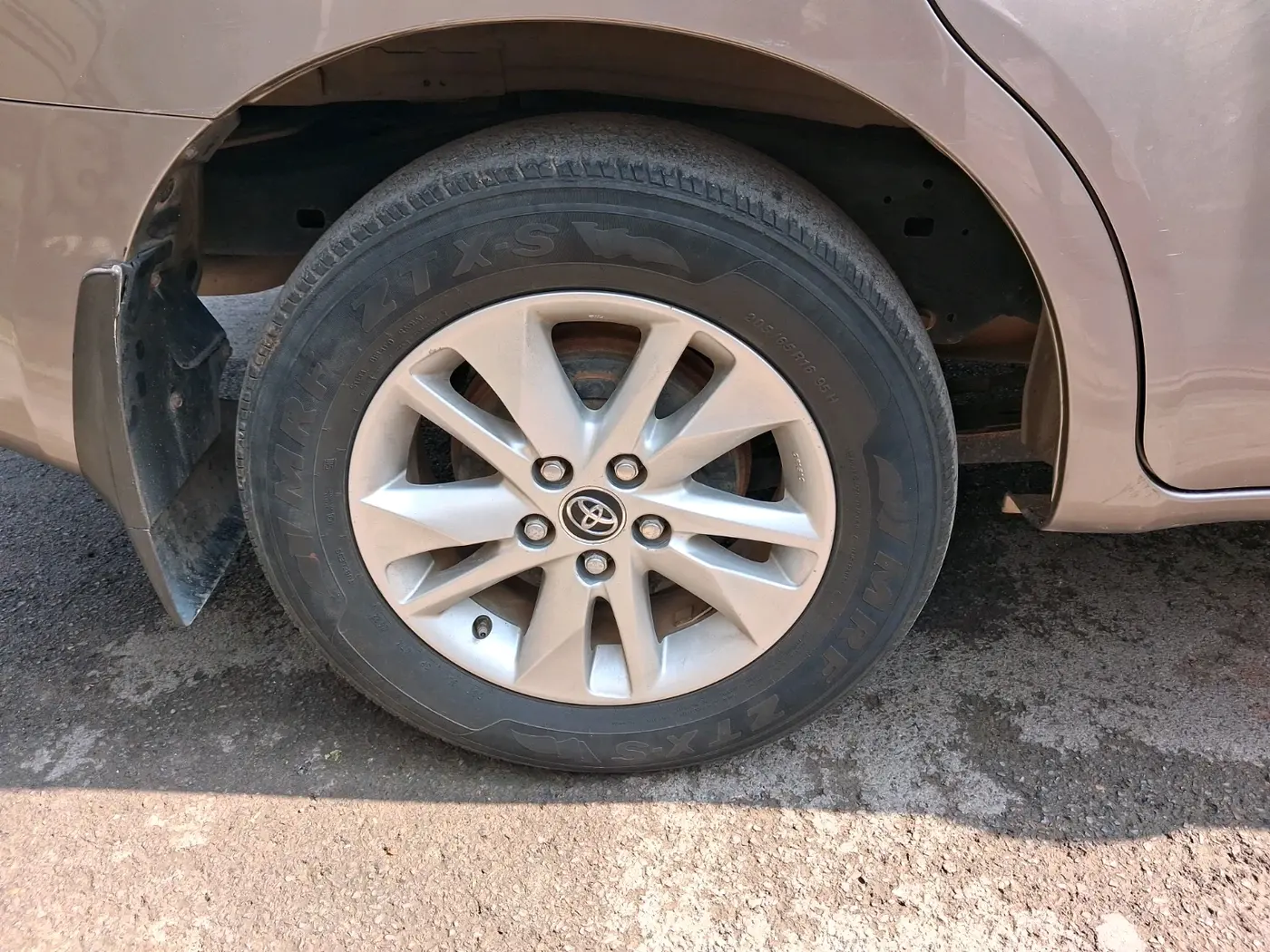2018 Toyota Innova Crysta 2.4 VX 8 STR, Diesel, Manual, 1,18,405 km, tyre