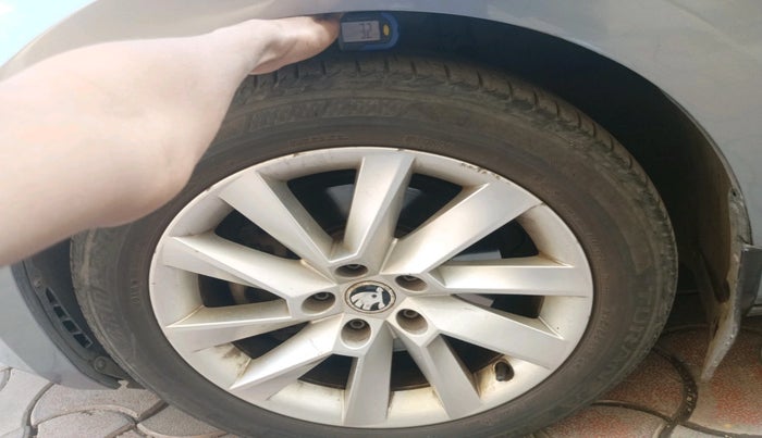 2016 Skoda Superb L&K 1.8 TSI AT, Petrol, Automatic, 50,816 km, tyre