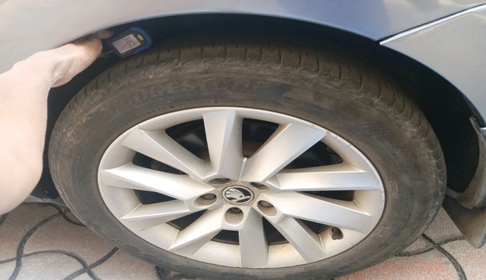 2016 Skoda Superb L&K 1.8 TSI AT, Petrol, Automatic, 50,816 km, tyre