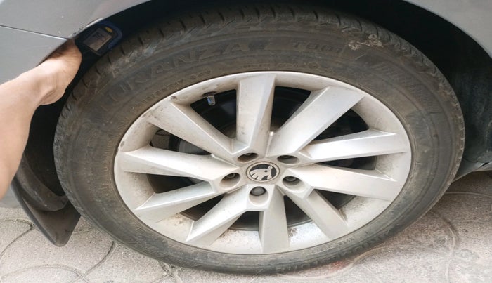 2016 Skoda Superb L&K 1.8 TSI AT, Petrol, Automatic, 50,816 km, tyre