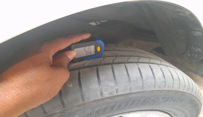 2018 Toyota Innova Crysta 2.4 GX 8 STR, Diesel, Manual, 1,30,618 km, tyre