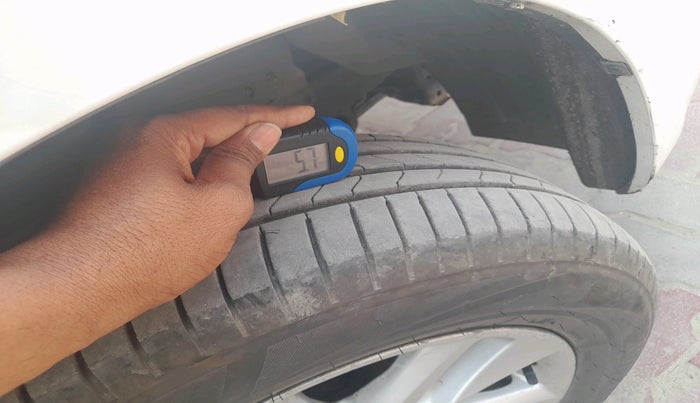 2018 Toyota Innova Crysta 2.4 GX 8 STR, Diesel, Manual, 1,30,618 km, tyre