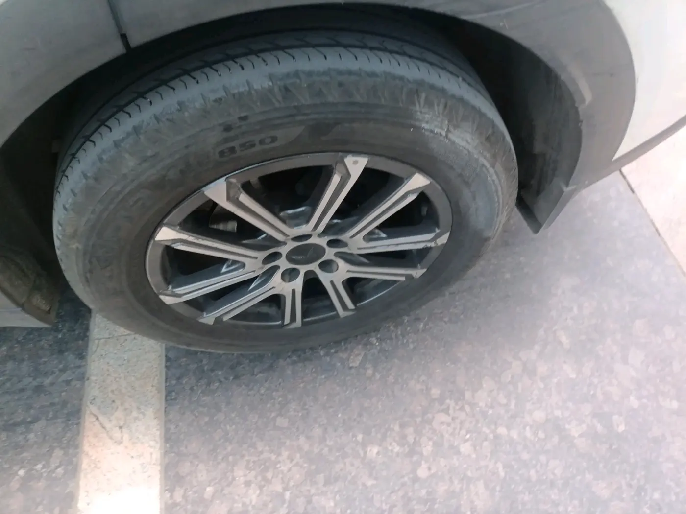 2023 Mahindra XUV700 AX 7 P AT 7 STR, Petrol, Automatic, 43,853 km, tyre