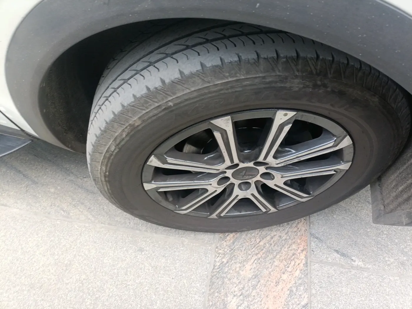 2023 Mahindra XUV700 AX 7 P AT 7 STR, Petrol, Automatic, 43,853 km, tyre