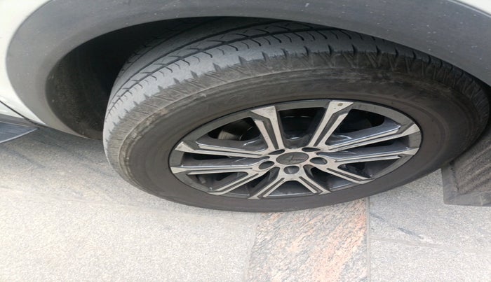 2023 Mahindra XUV700 AX 7 P AT 7 STR, Petrol, Automatic, 43,853 km, tyre