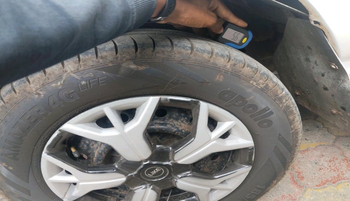 2003 Toyota Qualis FS A1, Diesel, Manual, 1,86,444 km, tyre