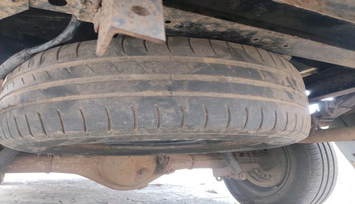 2003 Toyota Qualis FS A1, Diesel, Manual, 1,86,444 km, tyre