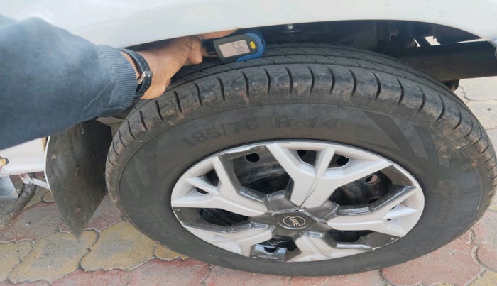 2003 Toyota Qualis FS A1, Diesel, Manual, 1,86,444 km, tyre