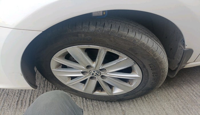 2015 Volkswagen Vento HIGHLINE 1.5 AT, Diesel, Automatic, 2,07,138 km, tyre