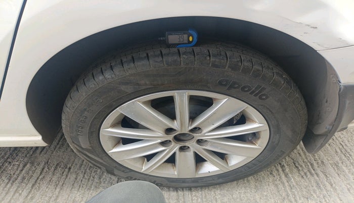 2015 Volkswagen Vento HIGHLINE 1.5 AT, Diesel, Automatic, 2,07,138 km, tyre