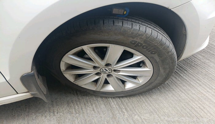 2015 Volkswagen Vento HIGHLINE 1.5 AT, Diesel, Automatic, 2,07,138 km, tyre