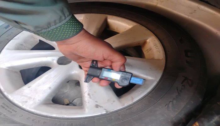 2012 Toyota Corolla Altis G PETROL, Petrol, Manual, 1,69,486 km, tyre