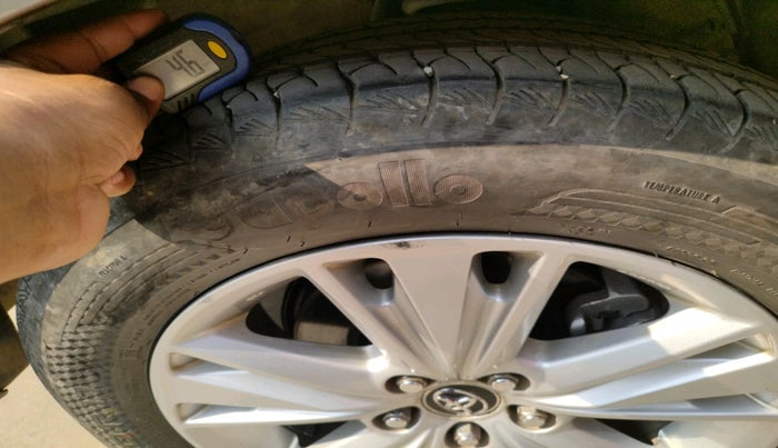 2019 Toyota Innova Crysta 2.8 ZX AT 7 STR, Diesel, Automatic, 1,38,412 km, tyre