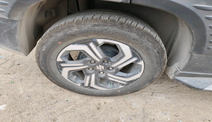 2023 Maruti BREZZA ZXI + SMART HYBRID DUAL TONE, Petrol, Manual, 60,433 km, tyre