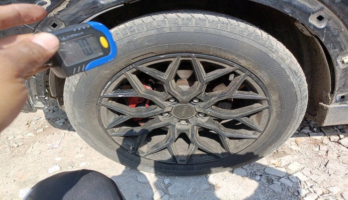 2023 Mahindra XUV300 W6 1.2 PETROL, Petrol, Manual, 58,458 km, tyre