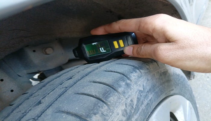 2014 Hyundai Eon MAGNA +, CNG, Manual, 1,17,027 km, tyre