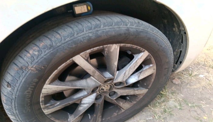 2022 Skoda SLAVIA AMBITION 1.0L TSI MT, Petrol, Manual, 83,381 km, tyre