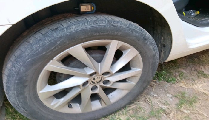 2022 Skoda SLAVIA AMBITION 1.0L TSI MT, Petrol, Manual, 83,381 km, tyre