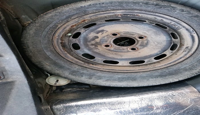 2013 Ford Figo TITANIUM 1.2 PETROL, Petrol, Manual, 1,07,403 km, tyre