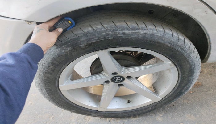 2011 Toyota Etios Liva G, Petrol, Manual, 1,00,380 km, tyre