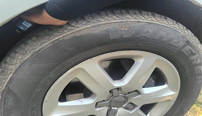 2014 Audi Q7 35 TDI PREMIUM PLUS, Diesel, Automatic, 1,02,388 km, tyre