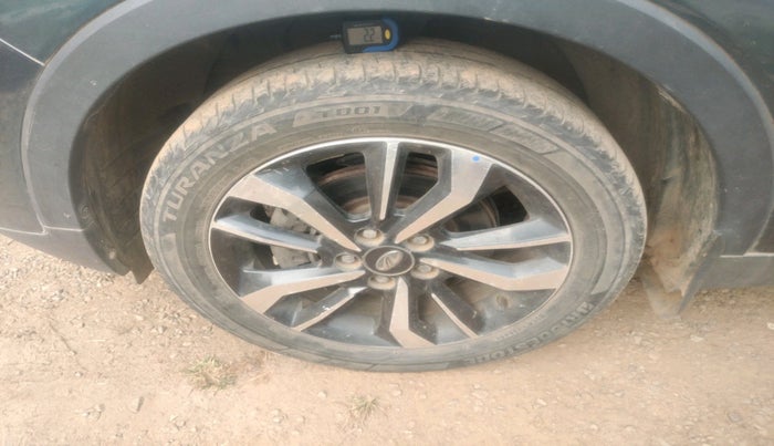 2019 Mahindra XUV300 W8 (O) 1.5 DIESEL AMT, Diesel, Automatic, 1,24,813 km, tyre