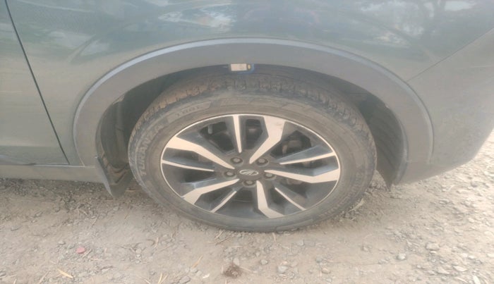 2019 Mahindra XUV300 W8 (O) 1.5 DIESEL AMT, Diesel, Automatic, 1,24,813 km, tyre