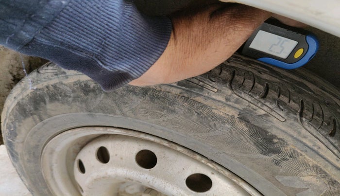 2011 Maruti Swift Dzire LXI, CNG, Manual, 62,853 km, tyre