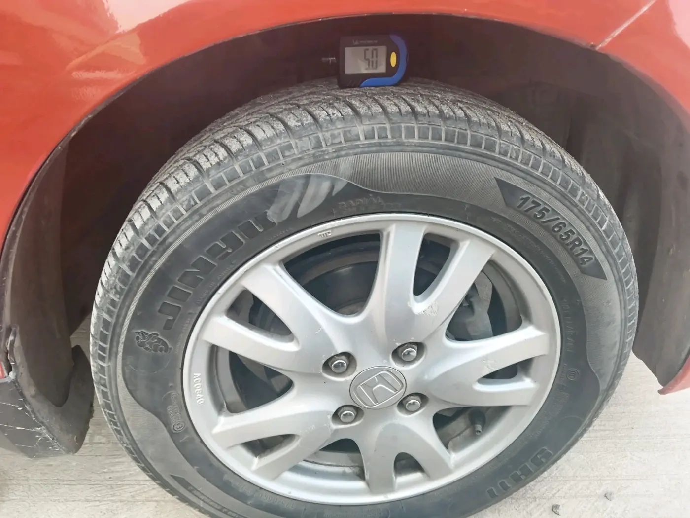 2013 Honda Brio V MT, Petrol, Manual, 78,755 km, tyre