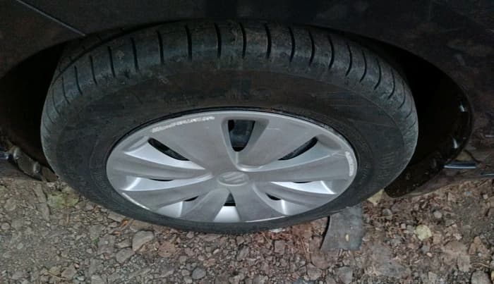 2017 Maruti Ertiga VXI, CNG, Manual, 1,05,628 km, tyre