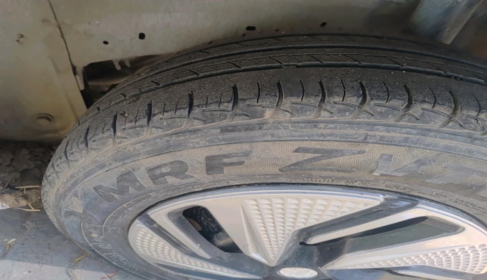 2016 Maruti Swift Dzire LXI, CNG, Manual, 96,818 km, tyre