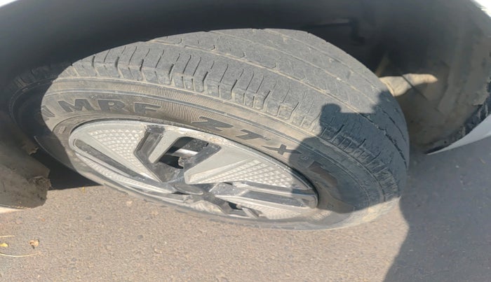 2016 Maruti Swift Dzire LXI, CNG, Manual, 96,818 km, tyre