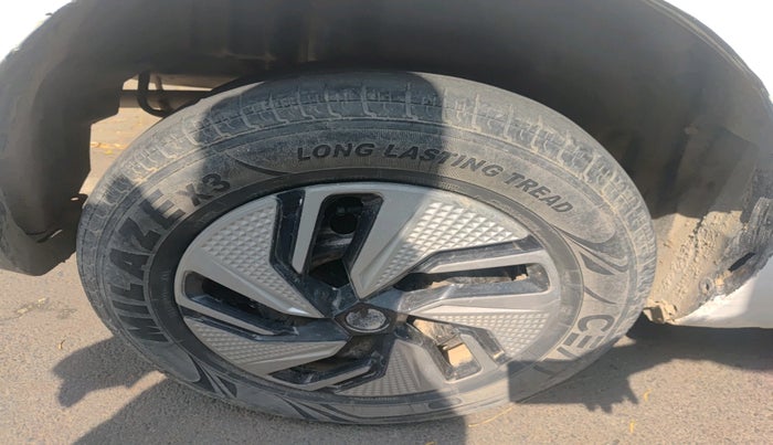 2016 Maruti Swift Dzire LXI, CNG, Manual, 96,818 km, tyre