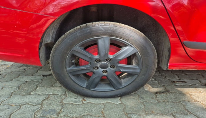 2011 Volkswagen Vento HIGHLINE DIESEL 1.6, Diesel, Manual, 1,06,864 km, tyre