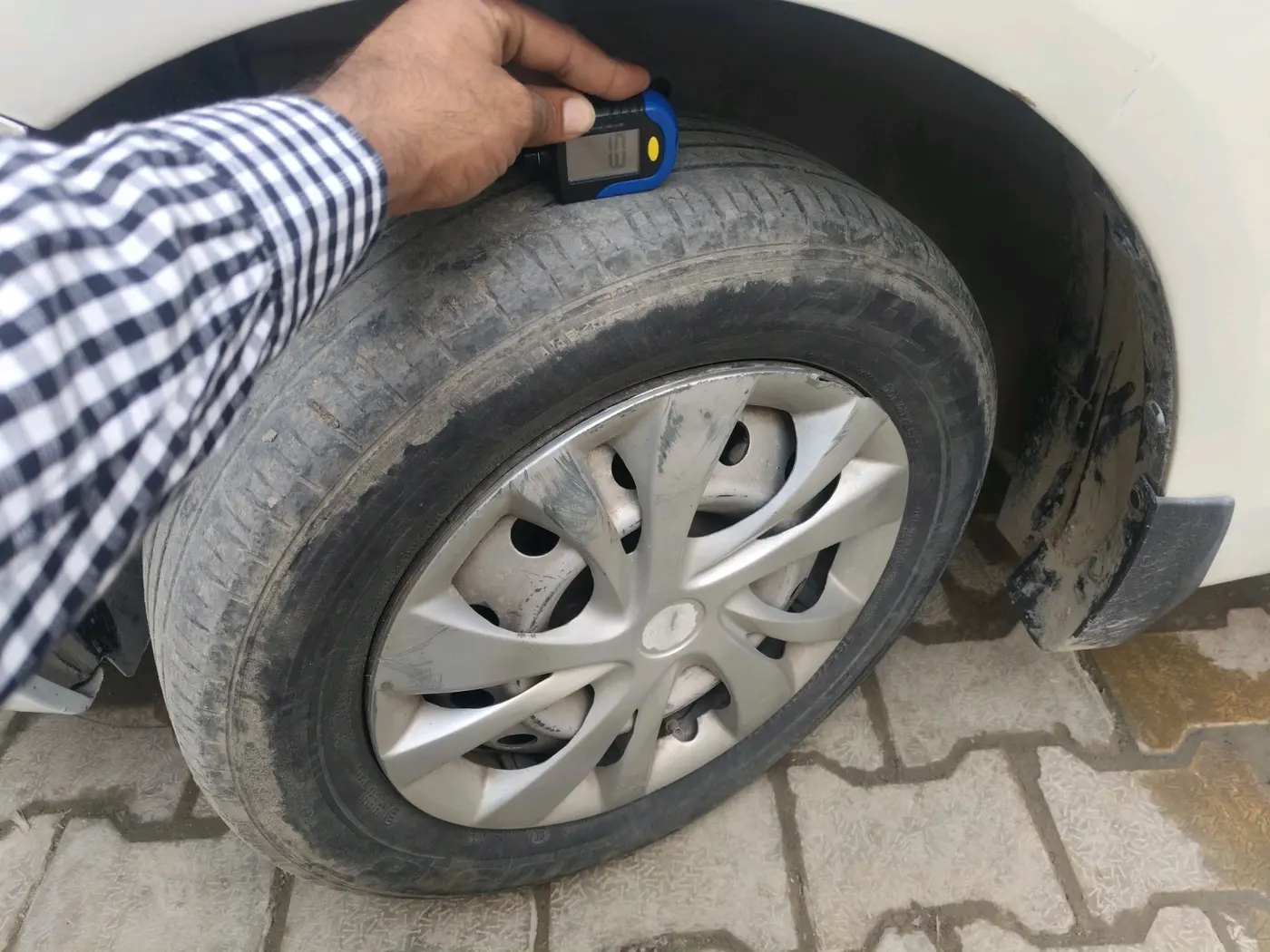 2013 Maruti Swift Dzire LXI, CNG, Manual, 1,06,472 km, tyre