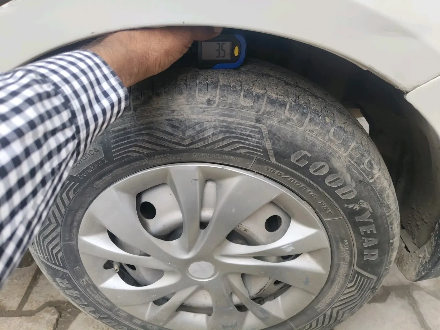 2013 Maruti Swift Dzire LXI, CNG, Manual, 1,06,472 km, tyre