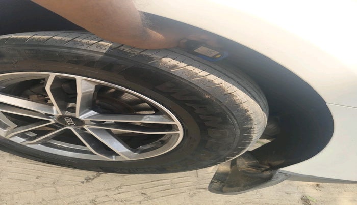 2015 Audi Q5 30 TDI PREMIUM, Diesel, Automatic, 1,01,431 km, tyre