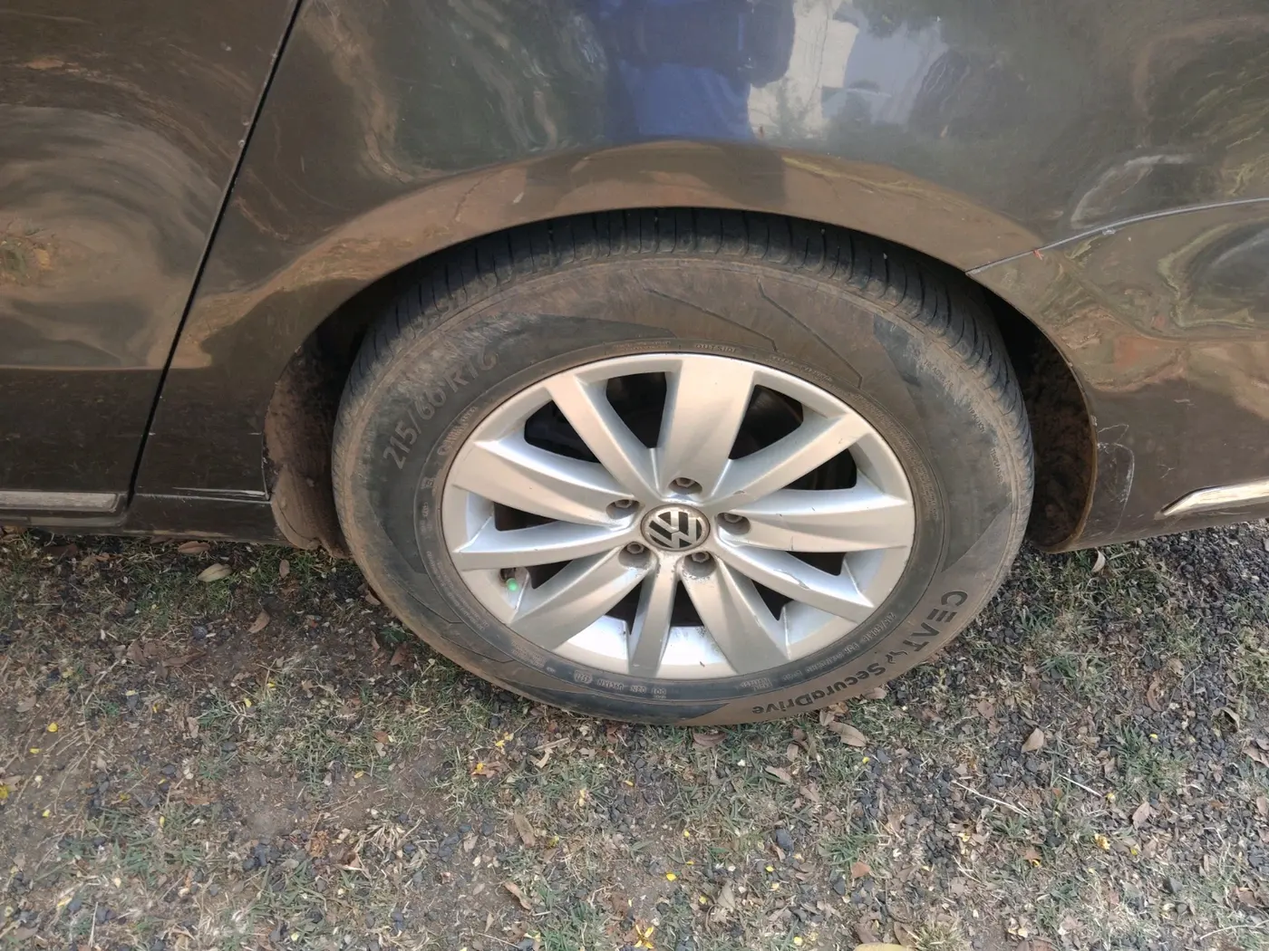 2012 Volkswagen Passat TRENDLINE MT, Diesel, Manual, 1,17,535 km, tyre
