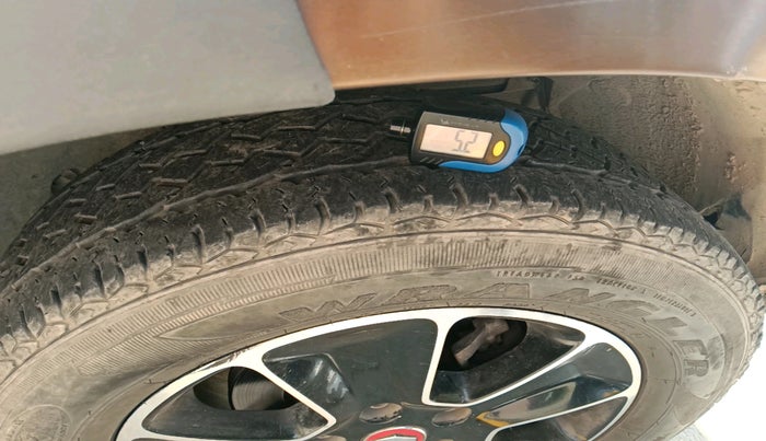 2017 Renault Duster RXS CVT, Petrol, Automatic, 97,764 km, tyre