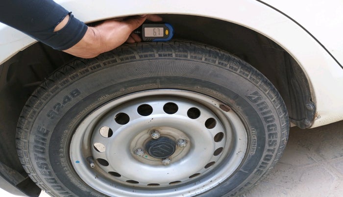 2017 Maruti Swift LXI, Petrol, Manual, 1,08,564 km, tyre