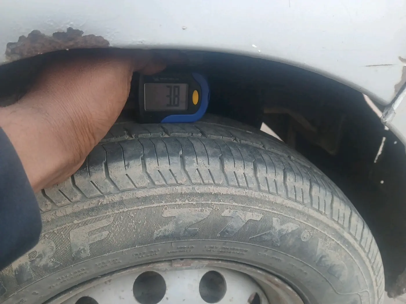 2013 Hyundai Eon ERA +, CNG, Manual, 1,26,840 km, tyre