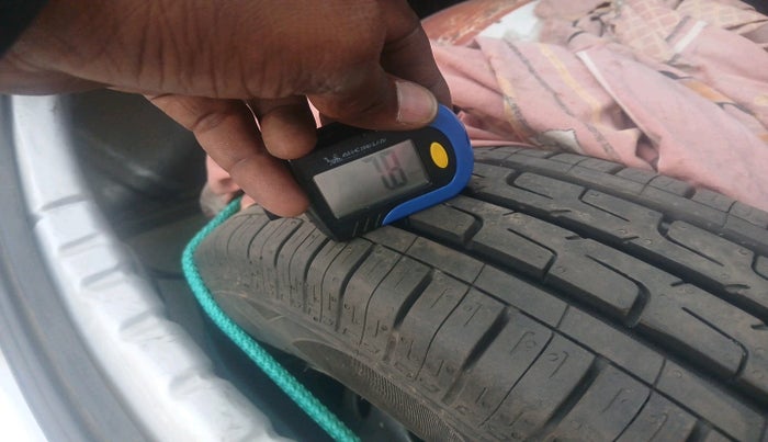 2013 Hyundai Eon ERA +, CNG, Manual, 1,26,840 km, tyre