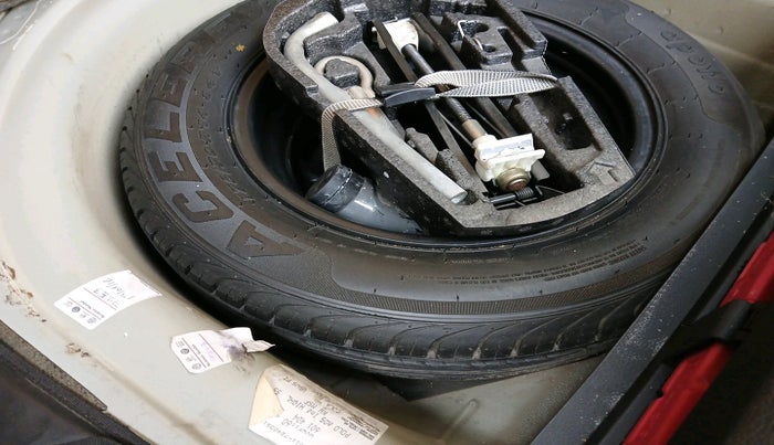 2011 Volkswagen Polo HIGHLINE1.2L, Petrol, Manual, 52,773 km, tyre