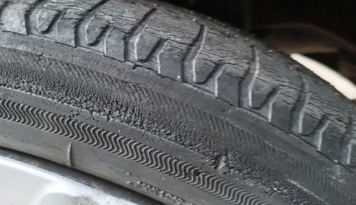 2016 Hyundai Eon MAGNA +, Petrol, Manual, 85,770 km, tyre