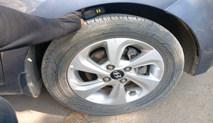 2017 Hyundai Xcent SX 1.2, Petrol, Manual, 1,76,545 km, tyre