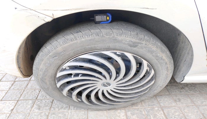 2013 Volkswagen Polo COMFORTLINE 1.2L, Diesel, Manual, 1,41,164 km, tyre