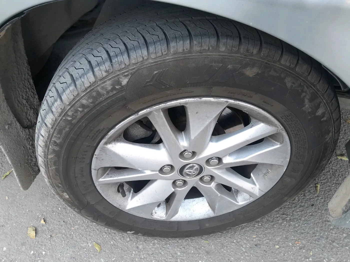 2018 Toyota Innova Crysta 2.4 G 8 STR, Diesel, Manual, 1,68,418 km, tyre