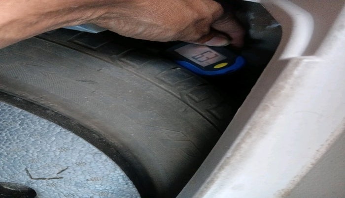 2022 Mahindra XUV300 W8 1.2 PETROL, Petrol, Manual, 1,11,622 km, tyre