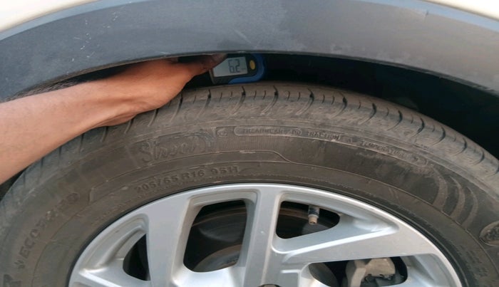 2022 Mahindra XUV300 W8 1.2 PETROL, Petrol, Manual, 1,11,622 km, tyre